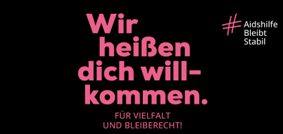 Blaue Schrift auf schwarzen Hintergrund: Wir hei&szlig;e dich willkommen. F&uuml;r Vielfalt und Bleiberecht! Hashtag Aidshilfe Bleibt Stabil. Deutsche Aidshilfe