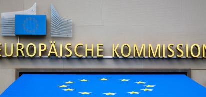 Foto vom Eingang der Europ&auml;ischen Kommission mit EUR-Flagge