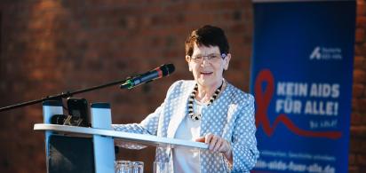 Rita S&uuml;ssmuth am Redepult, Hintergrund: Schriftzug "Kein Aids f&uuml;r alle!"