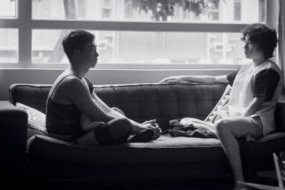 Schwarz-wei&szlig;-Foto: zwei junge M&auml;nner sitzen auf einem Sofa vor einem Fenster