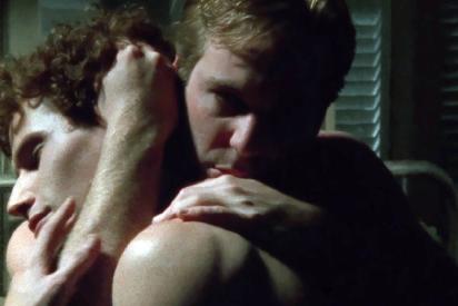 Filmszene: zwei nackte Männer in enger Umarmung