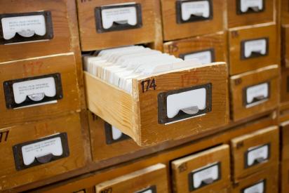 alter Karteikartenschrank mit einer geöffneten Schublade
