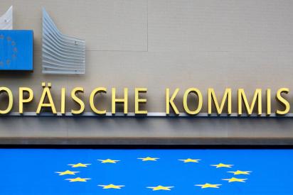 Foto vom Eingang der Europ&auml;ischen Kommission mit EUR-Flagge