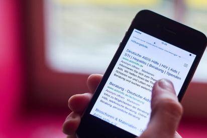 Telefonbildschirm zeigt Liste von Websiten der DAH