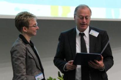 Medaille wird an Silke Klumb überreicht