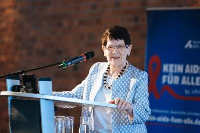 Rita S&uuml;ssmuth am Redepult, Hintergrund: Schriftzug "Kein Aids f&uuml;r alle!"