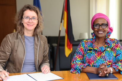 links: Nikola Gillhoff, deutsche Botschafterin bei den Vereinten Nationen in Genf, rechts: UNAIDS-Chefin Winnie Byanyima