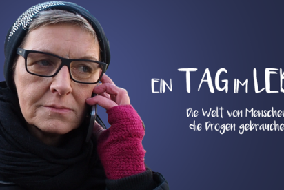 Filmplakat mit dem Text "Ein Tag im Leben: Die Welt von Menschen, die Drogen gebrauchen." und dem Bild einer Frau, die telefoniert.
