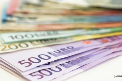 Aufgefecherte Euro-Geldscheine auf weißem Untergrund