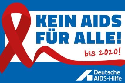 Ein weißer Kasten auf blauem Hintergrund mit dem Text: Kein Aids für alle! Bis 2020! Daneben eine rote AIds-Schleife, darunter der Schriftzug der Deutschen AIDS-Hilfe in weiß