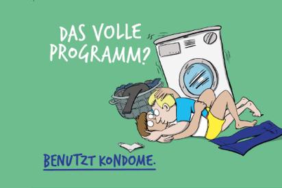 Zwei Männer liegen in enger Umarmung vor einer Waschmaschine. Darüber steht der Spruch: Das volle Programm? Benutzt Kondome!