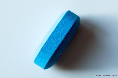 Blaue längliche Tablette, die auf ihrer Längskante liegt