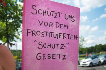 Demoschild mit Aufschrift "Schütz uns vor dem Prostituiertenschutzgesetz"