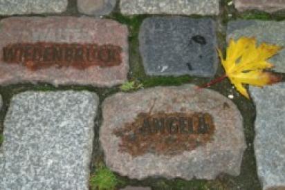 Steinniederlegung vor dem Fridericianum