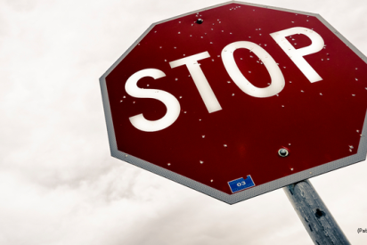 Stoppschild vor Wolkenhimmel