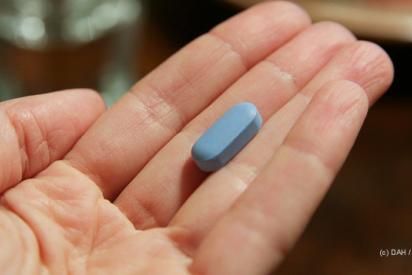 Geöffnete Hand mit Truvada-Pille