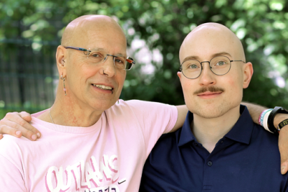 eine Person legt einer anderen Person den Arm um die Schulter